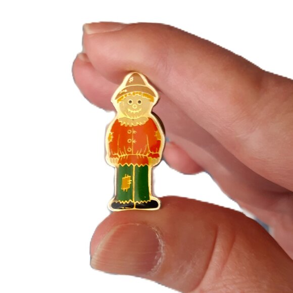 Vintage 1980 Signed Scarecrow Enamel Lapel Brooch Pin Halloween Fall Anytime - Picture 2 of 4